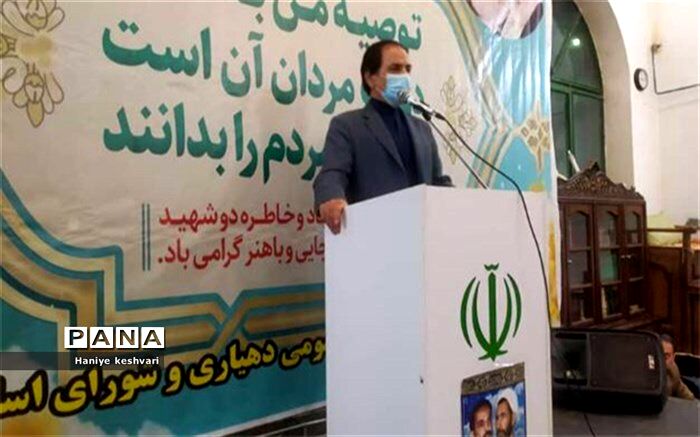 مسئولان‌ و مدیران یک کشور باید خود را خادم مردم بدانند