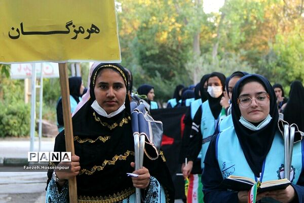 استقبال از دانش‌آموزان دختر عضو سازمان دانش‌آموزی در اردوی قطبی