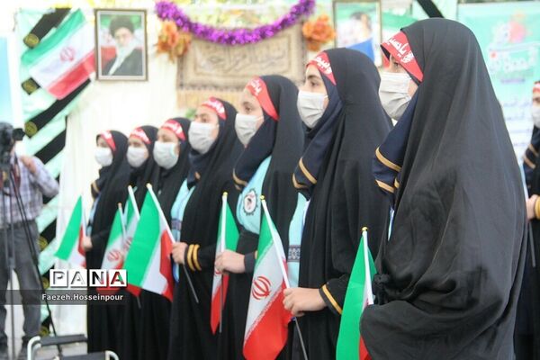استقبال از دانش‌آموزان دختر عضو سازمان دانش‌آموزی در اردوی قطبی