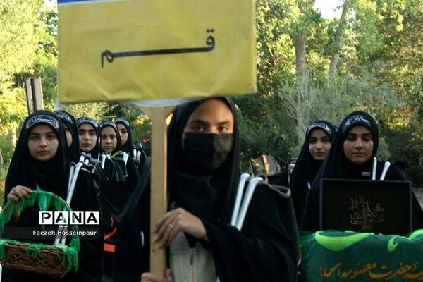 استقبال از دانش‌آموزان دختر عضو سازمان دانش‌آموزی در اردوی قطبی