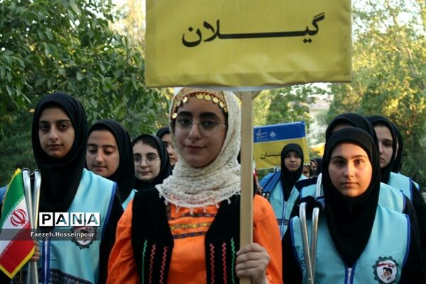 استقبال از دانش‌آموزان دختر عضو سازمان دانش‌آموزی در اردوی قطبی