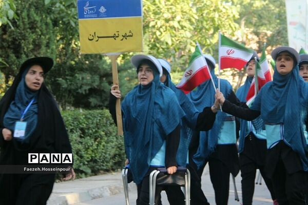 استقبال از دانش‌آموزان دختر عضو سازمان دانش‌آموزی در اردوی قطبی