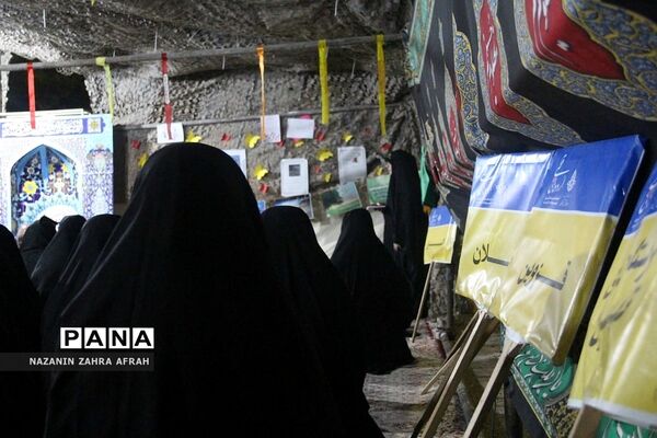 برپایی نماز جماعت در اردوی قطبی دانش‌آموزان -اردوگاه دماوند