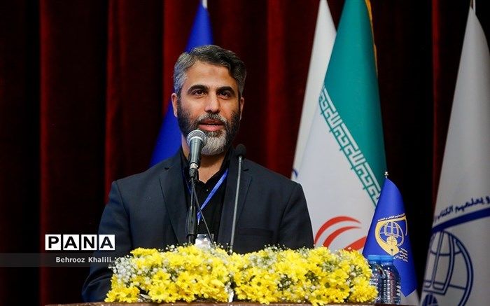 اعضای اتحادیه انجمن‌های اسلامی افسران جوان و پرتلاش در مدارس هستند