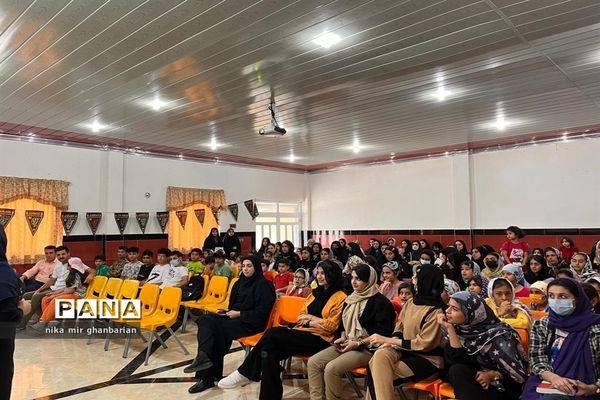 اهدا گواهی حضور در جشنواره جهانی نقاشی فرانسه به دانش‌آموزی از شهرستان سیمرغ