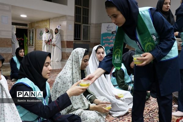 محفل انس با قرآن اعضای دختر سازمان دانش‌آموزی در اردوی قطبی آذربایجان غربی