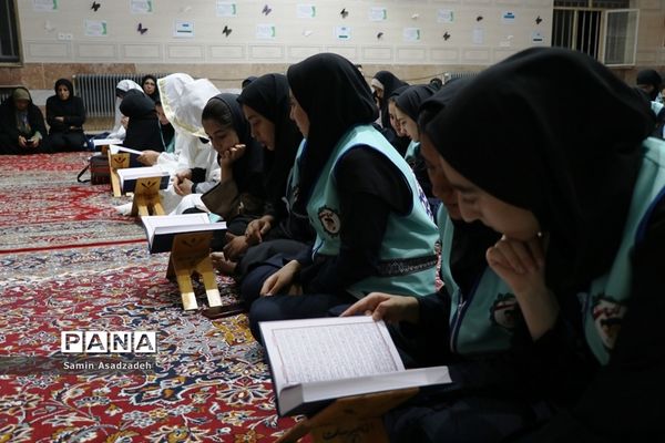 محفل انس با قرآن اعضای دختر سازمان دانش‌آموزی در اردوی قطبی آذربایجان غربی