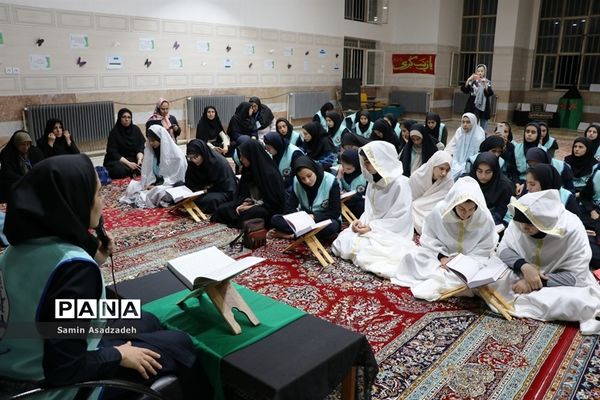 محفل انس با قرآن اعضای دختر سازمان دانش‌آموزی در اردوی قطبی آذربایجان غربی