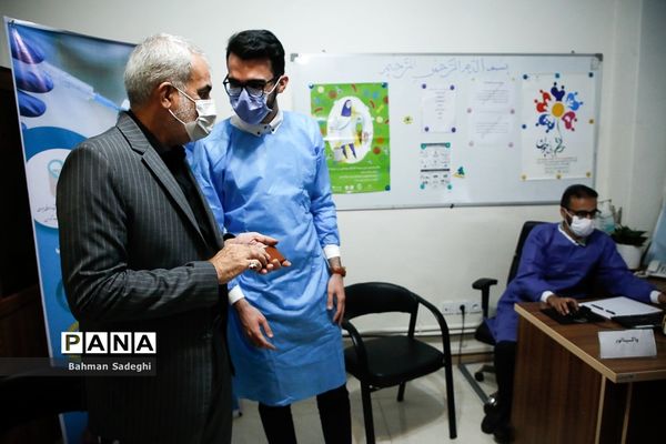 تزریق  دُز یادآور واکسن کرونا به  وزیر آموزش و پرورش