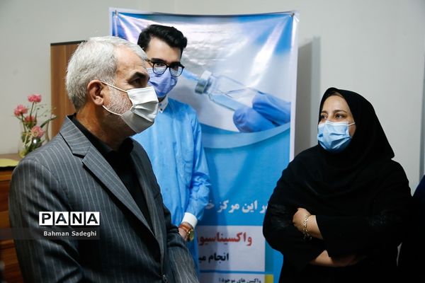 تزریق  دُز یادآور واکسن کرونا به  وزیر آموزش و پرورش