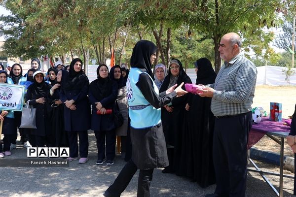 نشست جهاد تبیین اعضای دختر سازمان دانش‌آموزی در اردوی قطب 5 آذربایجان غربی