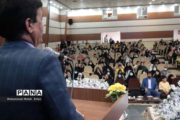 آیین اعطای گواهینامه قرآنی در آباده