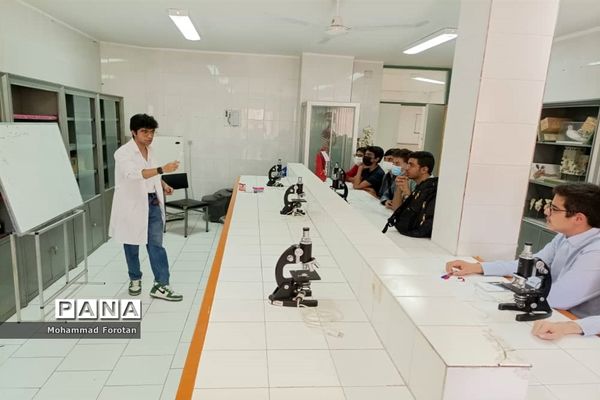 ویژه‌برنامه ورود دانش‌آموزان پایه دهم به مدرسه توحید