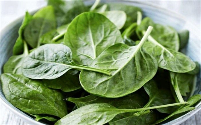 مواد مغذی اسفناج خام بیشتر است یا پخته؟