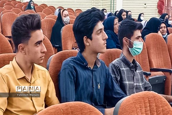 دیدار رئیس سازمان دانش‌آموزی فارس با دانش‌آموزان و مربیان در فیروزآباد