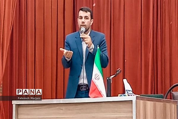 دیدار رئیس سازمان دانش‌آموزی فارس با دانش‌آموزان و مربیان در فیروزآباد