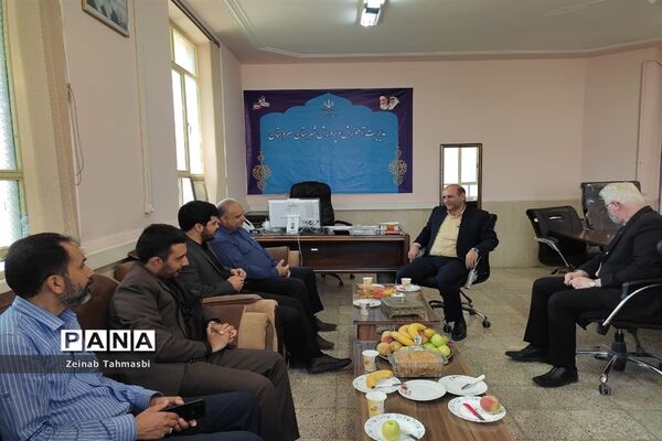 دیدار رئیس سازمان دانش‌آموزی فارس با مربیان و دانش‌آموزان در سروستان
