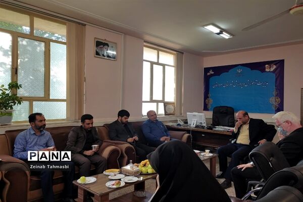 دیدار رئیس سازمان دانش‌آموزی فارس با مربیان و دانش‌آموزان در سروستان