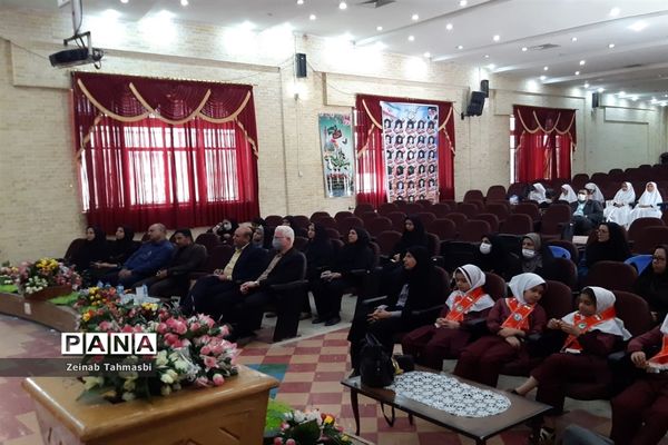 دیدار رئیس سازمان دانش‌آموزی فارس با مربیان و دانش‌آموزان در سروستان