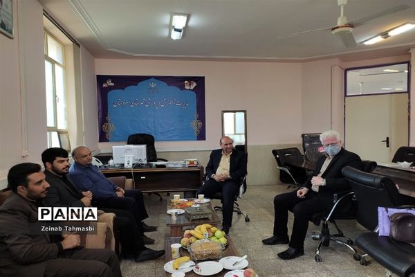 دیدار رئیس سازمان دانش‌آموزی فارس با مربیان و دانش‌آموزان در سروستان