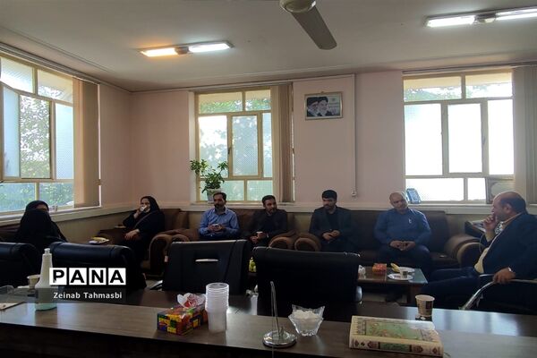 دیدار رئیس سازمان دانش‌آموزی فارس با مربیان و دانش‌آموزان در سروستان