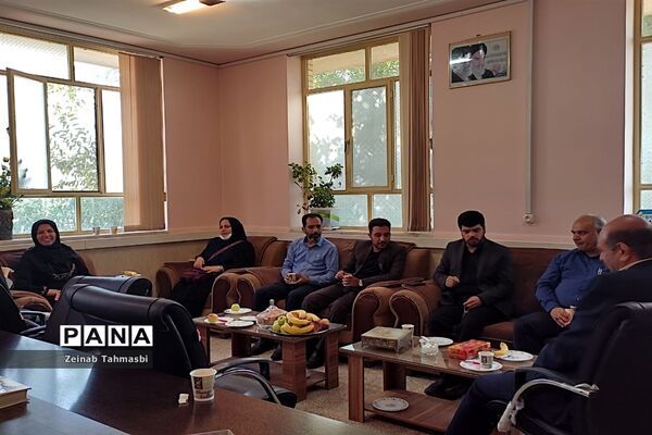 دیدار رئیس سازمان دانش‌آموزی فارس با مربیان و دانش‌آموزان در سروستان