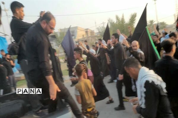 تو زیع آب معدنی توسط موکب فرهنگیان حمیدیه