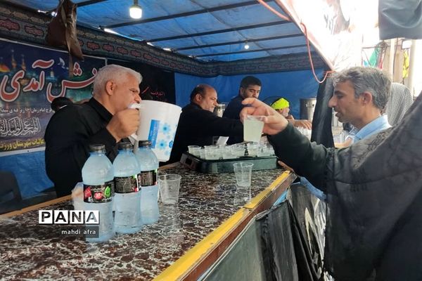 خدمت‌رسانی معلمان بهبهانی به زائران حسینی در مرز شلمچه