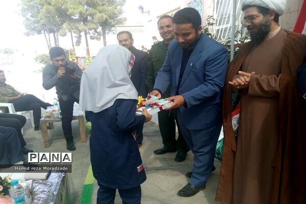 آغاز توزیع کُتُب درسی به دانش‌آموزان و مدارس کاشمر