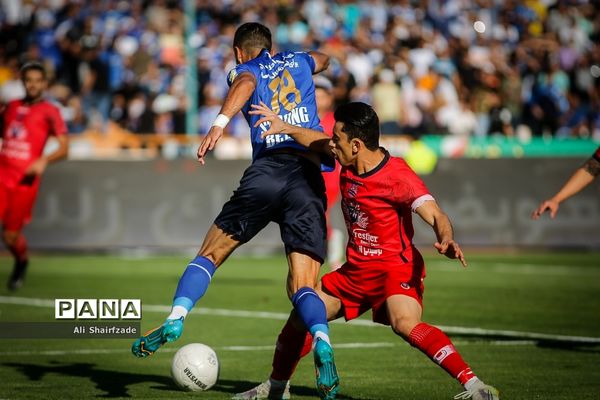 دیدار تیم های استقلال تهران و نساجی مازندران