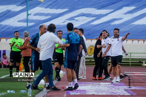 دیدار تیم های استقلال تهران و نساجی مازندران