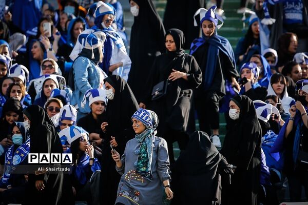 دیدار تیم های استقلال تهران و نساجی مازندران