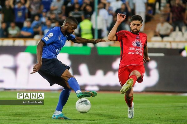 دیدار تیم های استقلال تهران و نساجی مازندران