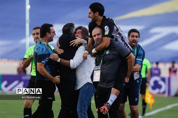 دیدار تیم های استقلال تهران و نساجی مازندران