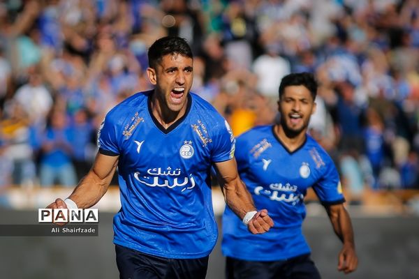 دیدار تیم های استقلال تهران و نساجی مازندران
