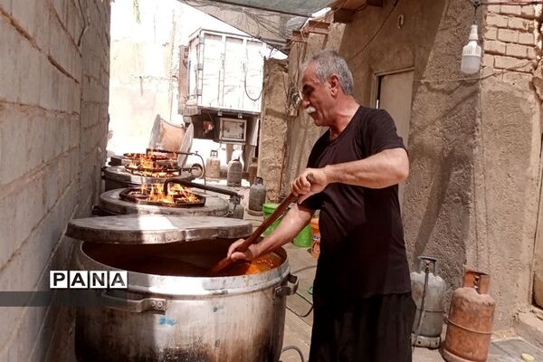 خدمت‌رسانی موکب‌ خدام الحسین ابرکوه ‌به زائرین حسینی