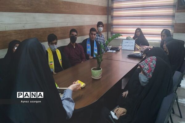 نشست اعضای مجلس دانش‌آموزی با رئیس آموزش و پرورش قائمشهر