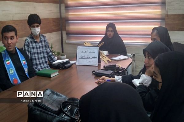 نشست اعضای مجلس دانش‌آموزی با رئیس آموزش و پرورش قائمشهر