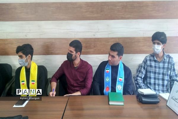 نشست اعضای مجلس دانش‌آموزی با رئیس آموزش و پرورش قائمشهر