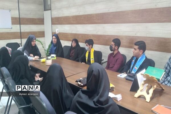 نشست اعضای مجلس دانش‌آموزی با رئیس آموزش و پرورش قائمشهر