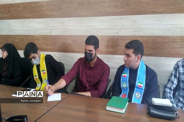 نشست اعضای مجلس دانش‌آموزی با رئیس آموزش و پرورش قائمشهر