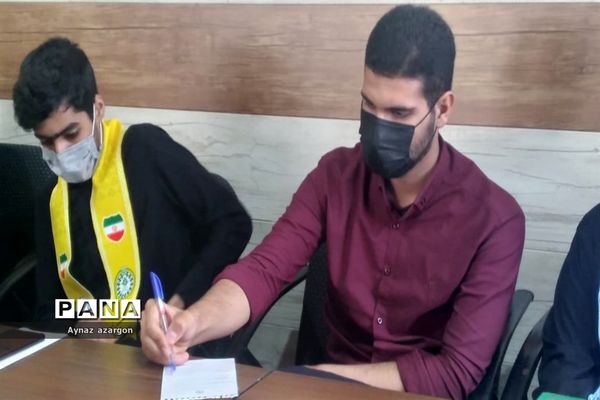 نشست اعضای مجلس دانش‌آموزی با رئیس آموزش و پرورش قائمشهر