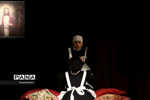 نمایش «‌پاپن‌ها» در صحنه