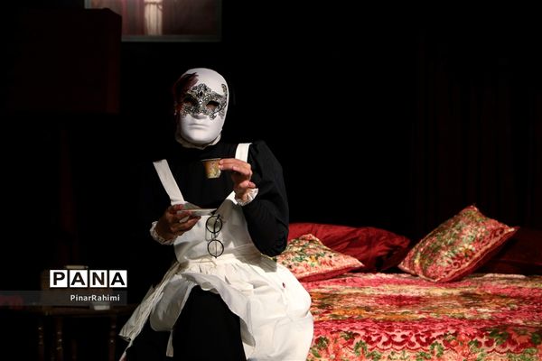 نمایش «‌پاپن‌ها» در صحنه