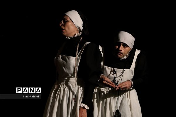 نمایش «‌پاپن‌ها» در صحنه