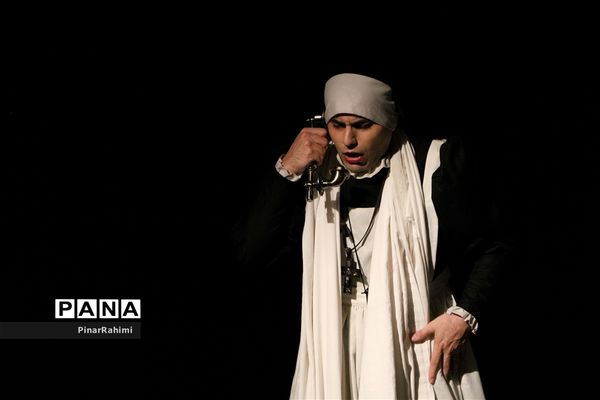 نمایش «‌پاپن‌ها» در صحنه