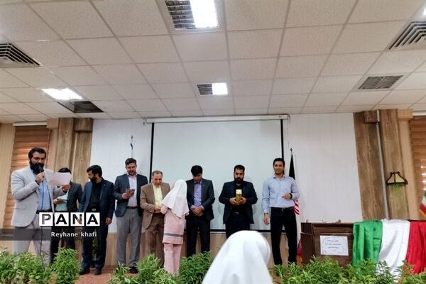 مراسم تقدیر از مربیان و دانش‌آموزان‌ برگزیده شهرستان پاکدشت