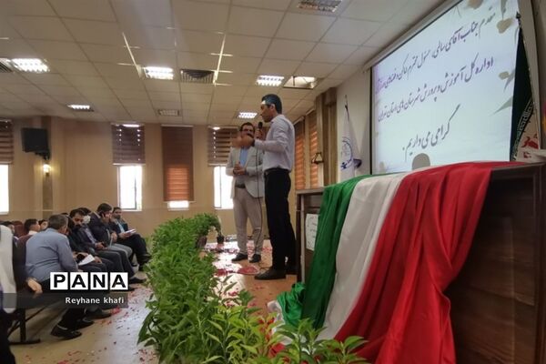 مراسم تقدیر از مربیان و دانش‌آموزان‌ برگزیده شهرستان پاکدشت