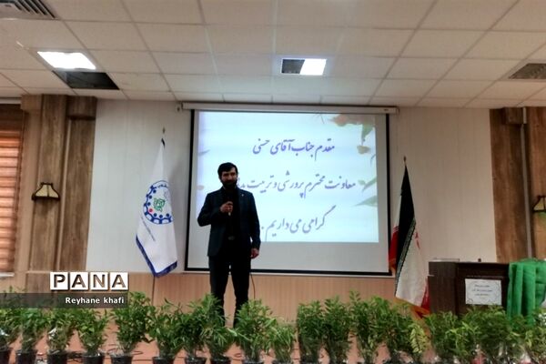 مراسم تقدیر از مربیان و دانش‌آموزان‌ برگزیده شهرستان پاکدشت