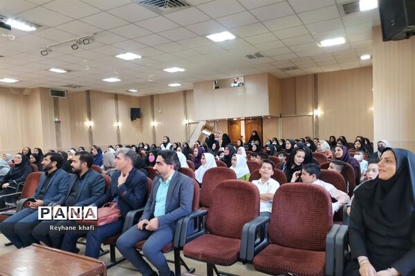 مراسم تقدیر از مربیان و دانش‌آموزان‌ برگزیده شهرستان پاکدشت